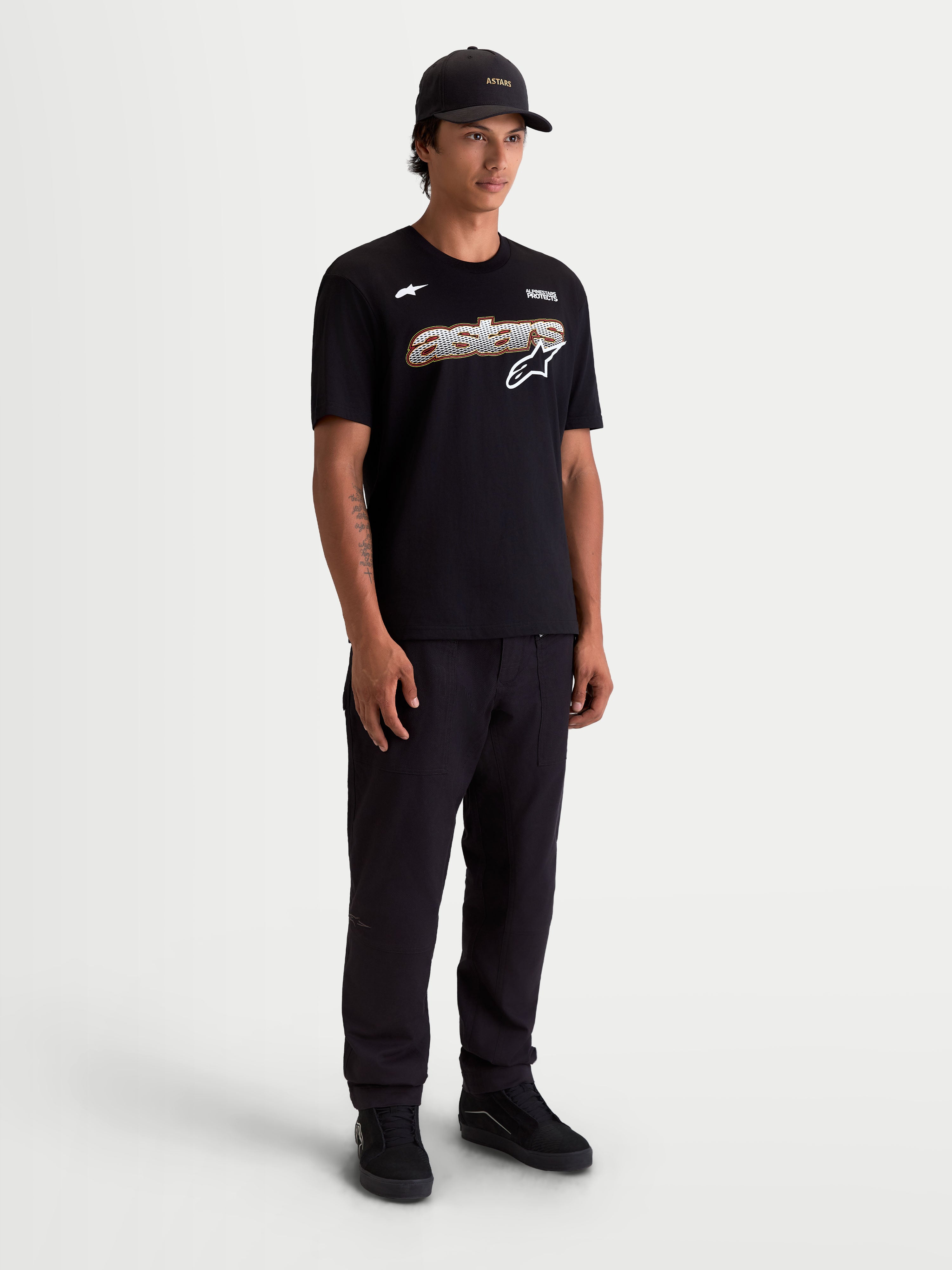 Alpinestars T-Shirt Cypress CSF, t-shirt de sportswear à manches courtes pour homme, noir avec graphique frontal Astars word mesh-fill, mélange de coton et polyester, vue sur modèle en pied