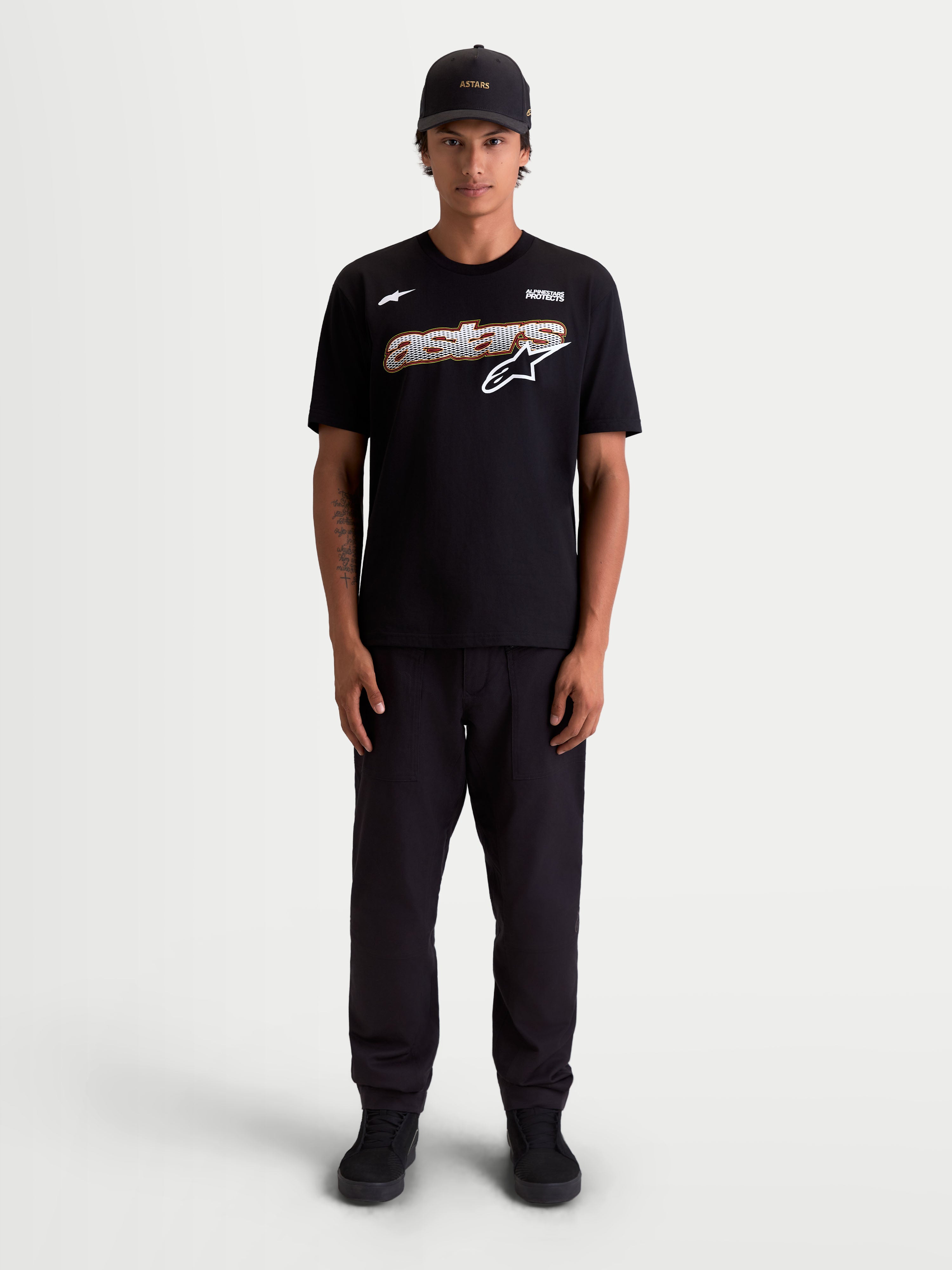Alpinestars Cypress CSF Tee, t-shirt sportswear à manches courtes pour homme, noir, graphique frontal astars avec remplissage mesh et logo Astars blanc sur la poitrine, style décontracté pour le quotidien.
