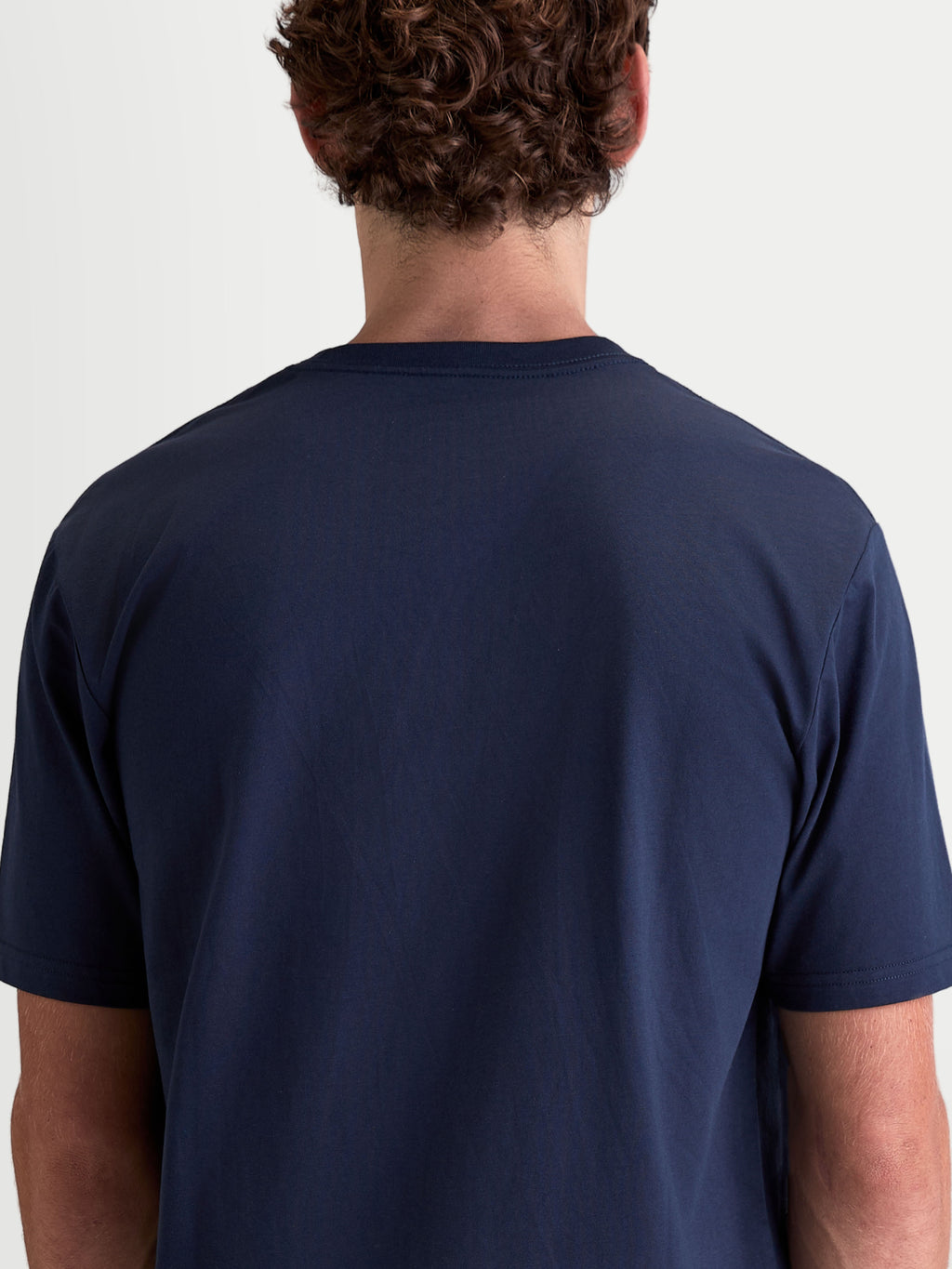 Alpinestars T-Shirt Cypress CSF, t-shirt de sportswear à manches courtes pour homme et femme, bleu marine, vue de dos sur modèle, conçu en mélange de coton et polyester