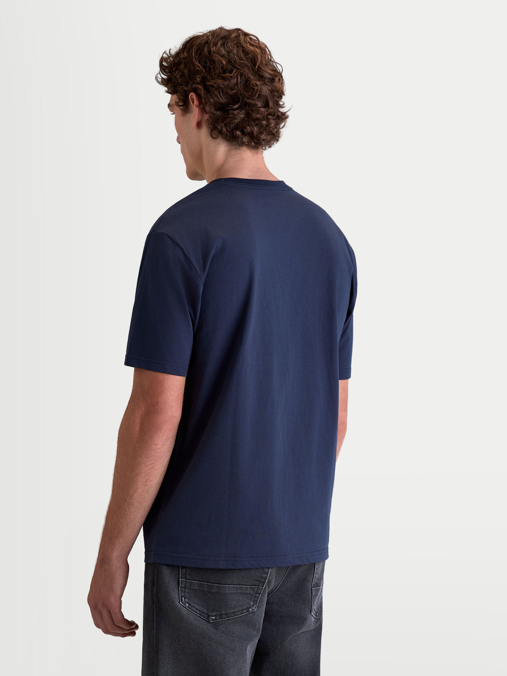 Alpinestars T-Shirt Cypress CSF, t-shirt sportswear à manches courtes pour homme, bleu marine, vue de dos sur modèle, mélange de coton et polyester premium pour un confort quotidien.