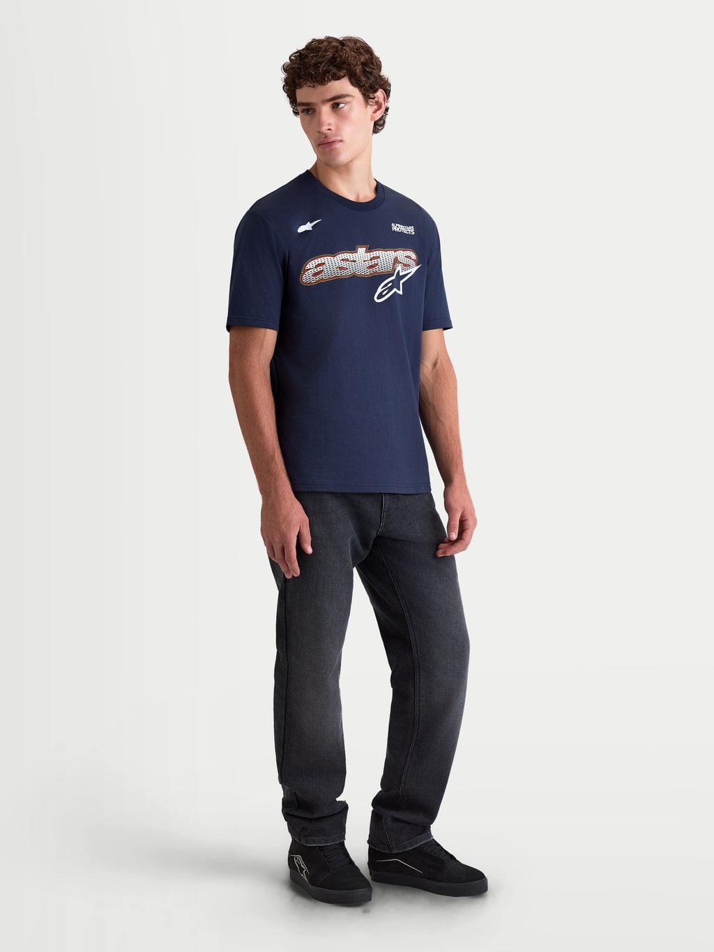 Alpinestars T-Shirt Cypress CSF, t-shirt sportswear à manches courtes pour homme, bleu marine, graphique Astars sur la poitrine avec détails blancs et orange, mélange de coton et polyester pour le confort quotidien