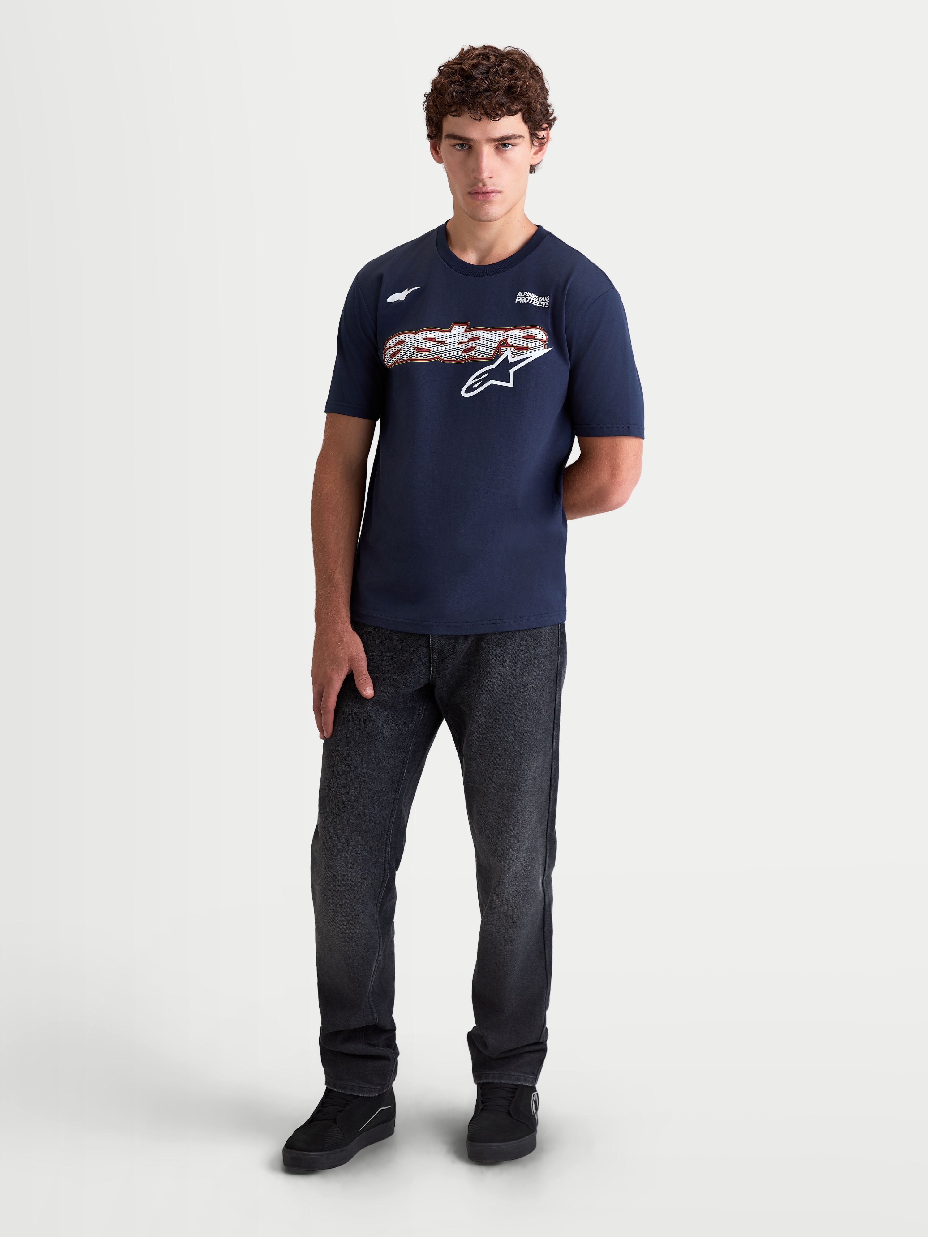 Alpinestars T-Shirt Cypress CSF, t-shirt de sportswear à manches courtes pour homme, bleu marine, graphique frontal Astars avec remplissage mesh, mélange coton et polyester, vue portée