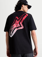 Alpinestars Meteor CSF t-shirt met korte mouwen, zwart, achteraanzicht op model met een groot rood en wit MX-geïnspireerd Astars-logo met kleurverloop op de rug, casual motorsportkleding.
