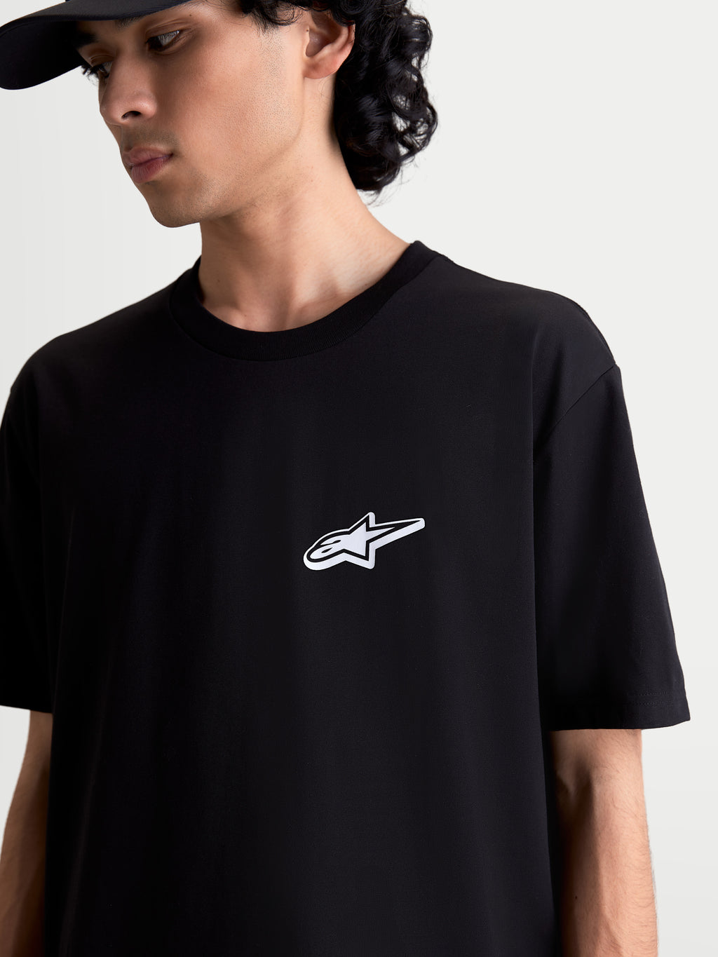 Alpinestars Meteor CSF T-shirt, sportswear t-shirt met korte mouwen, zwart, met het Astars-logo op de borst, on-model weergave, zachte katoen-polyestermix.