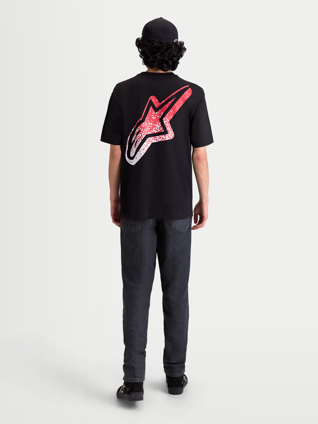 Alpinestars Meteor CSF t-shirt met korte mouwen, zwart, achteraanzicht op model met een groot Astars-logo op de rug voorzien van een rood en wit MX-kleurverloop, casual sportswear.