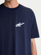 Alpinestars Meteor CSF, t-shirt à manches courtes sportswear, bleu marine avec logo Astars blanc sur la poitrine, gros plan sur modèle, vêtement de sport décontracté en mélange de coton et polyester
