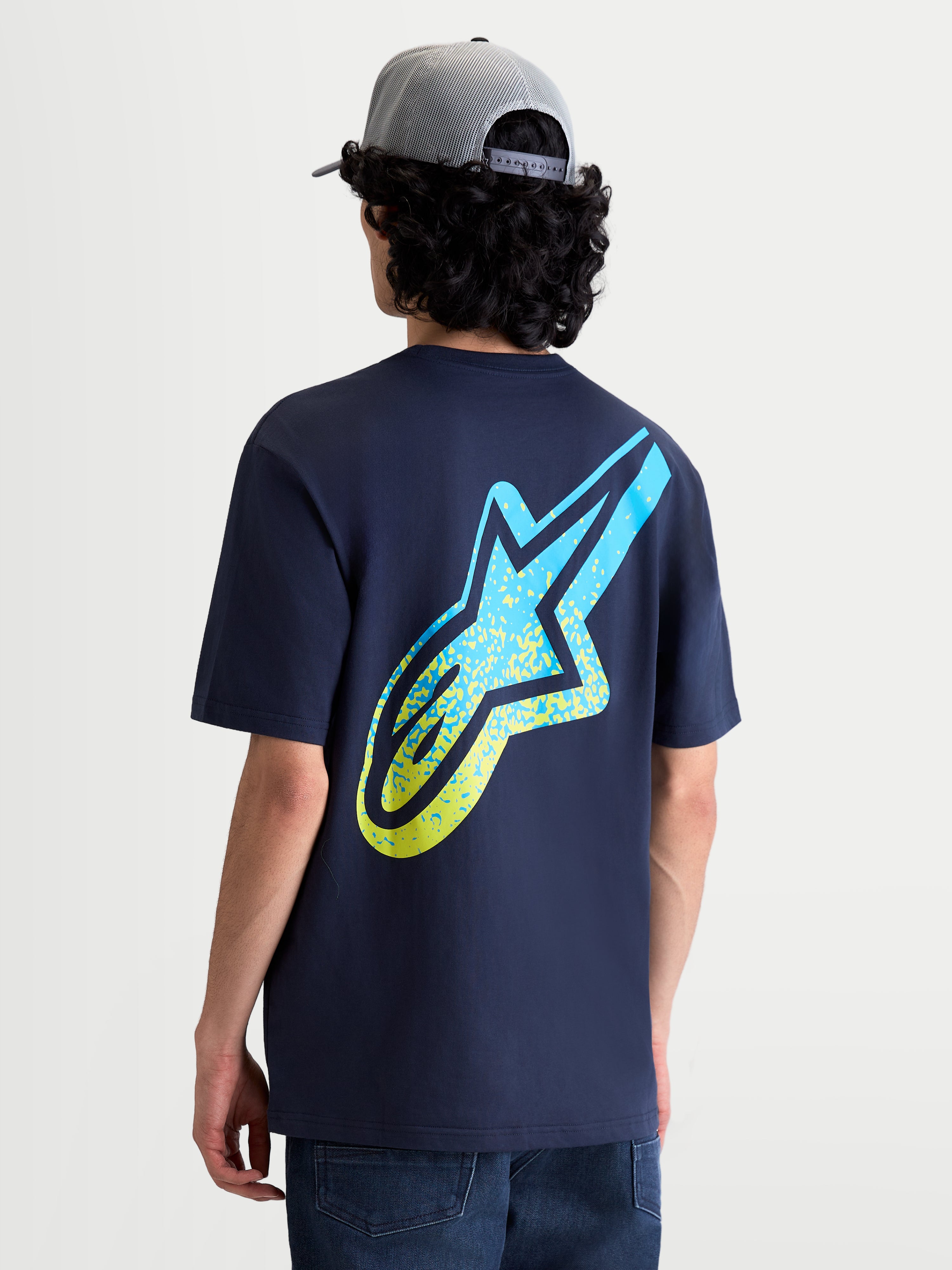 Alpinestars Meteor CSF T-shirt, marineblauw sportswear-T-shirt met korte mouwen voor heren en dames, met een groot Astars-logo op de rug in een blauw en limoengroen MX-kleurverloop, getoond op een model vanaf de achterkant.