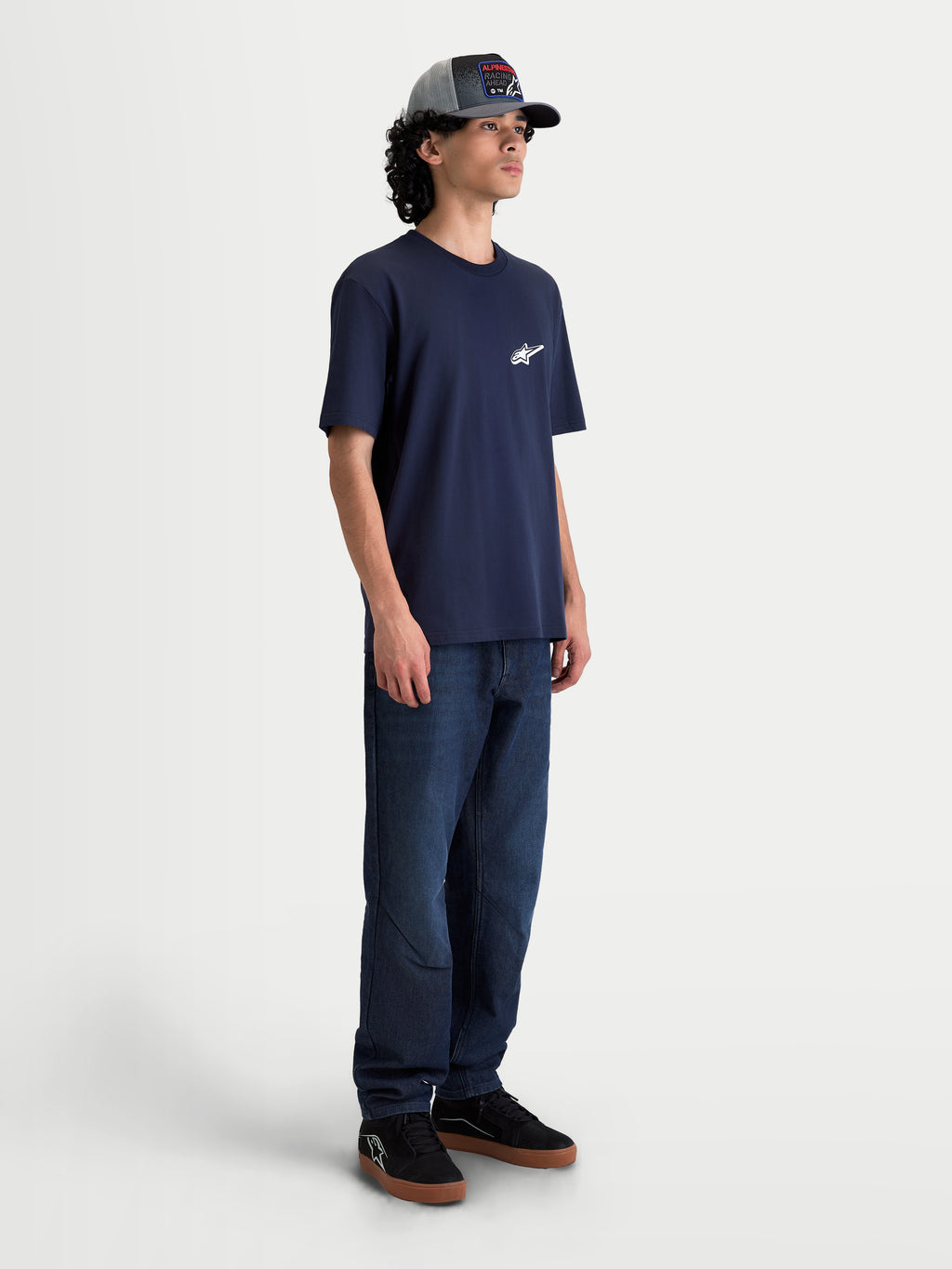 Alpinestars T-Shirt Meteor CSF, t-shirt sportswear à manches courtes pour homme, bleu marine avec logo Astars blanc sur la poitrine, porté par un mannequin de profil, style motorsport décontracté