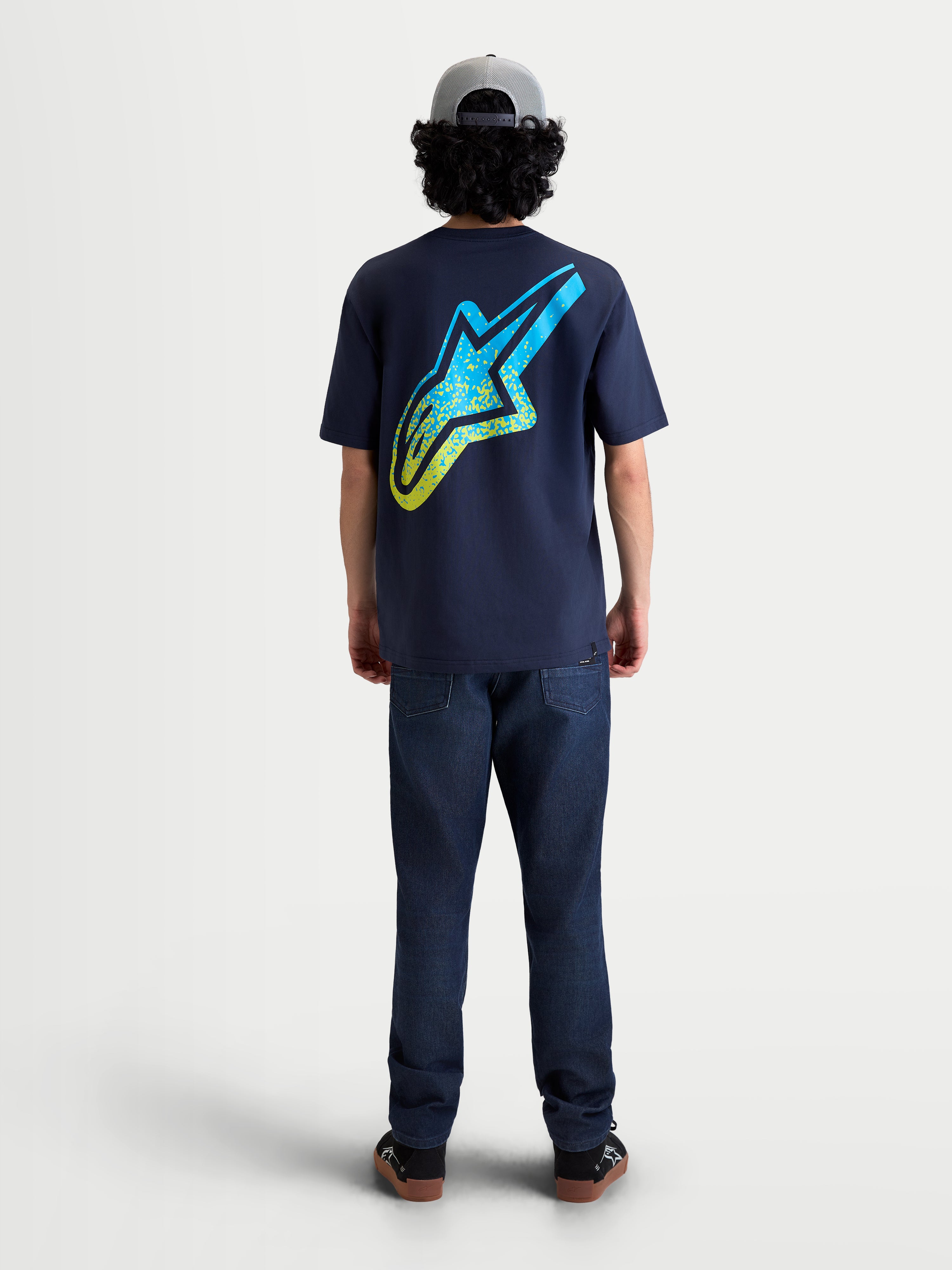 Alpinestars Meteor CSF, t-shirt à manches courtes bleu marine, style sportswear, vue de dos sur mannequin avec grand logo Astars au dos à dégradé jaune et cyan d'inspiration MX, mélange coton et polyester doux