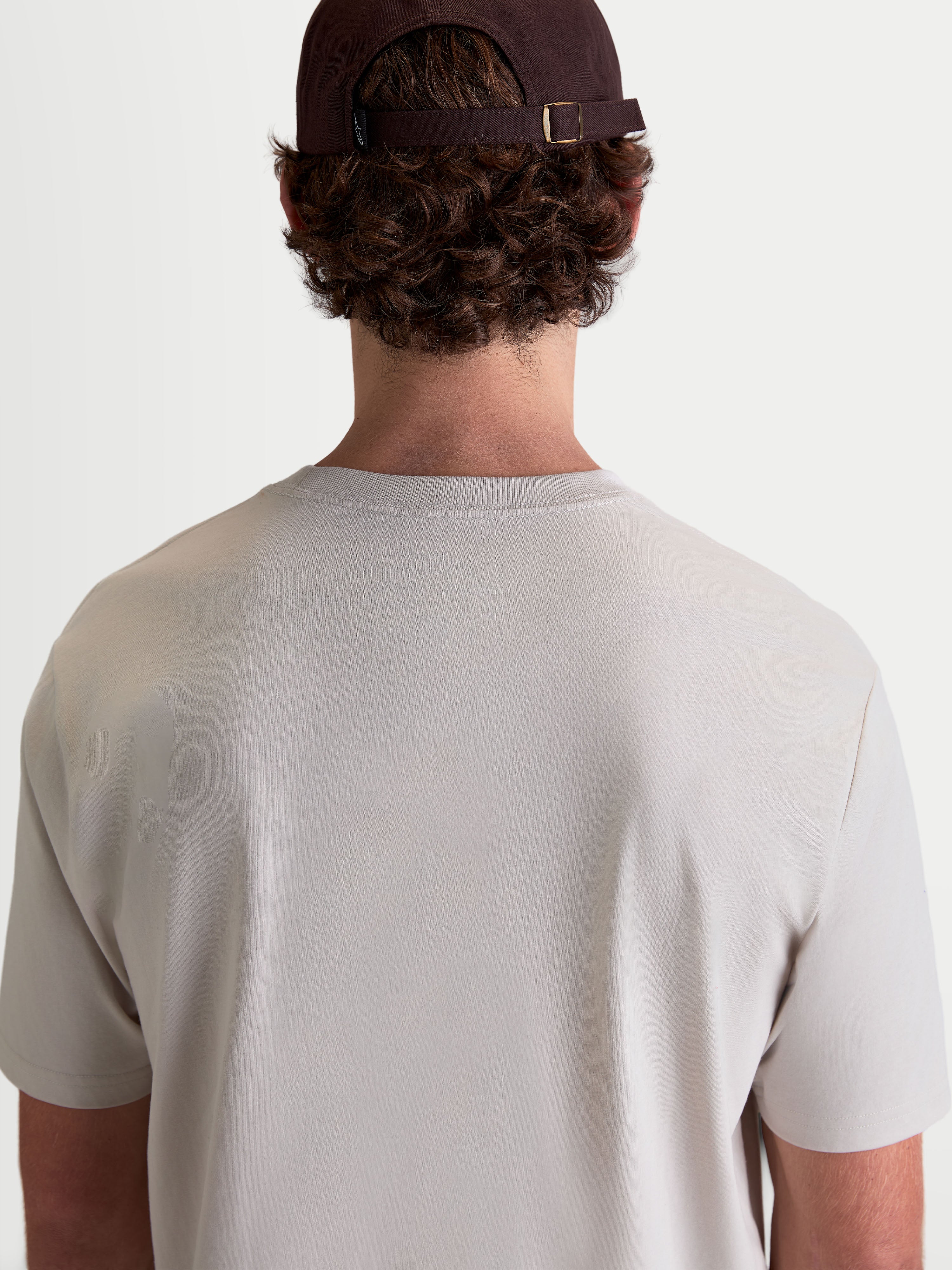 Alpinestars T-Shirt Elliptogrit CSF, t-shirt sportswear à manches courtes, gris ciment, vue de dos du modèle portant un t-shirt en mélange coton-polyester premium pour un style décontracté au quotidien