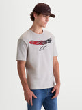Alpinestars T-Shirt Elliptogrit CSF, t-shirt à manches courtes pour homme, gris ciment avec logo Astars en dégradé rouge et noir sur la poitrine, porté par un modèle, style sportswear décontracté.