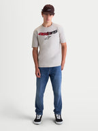 Alpinestars T-shirt Elliptogrit CSF, t-shirt de sportswear à manches courtes pour homme, gris ciment, présentant un graphique frontal Astars en dégradé rouge et noir, porté par un modèle