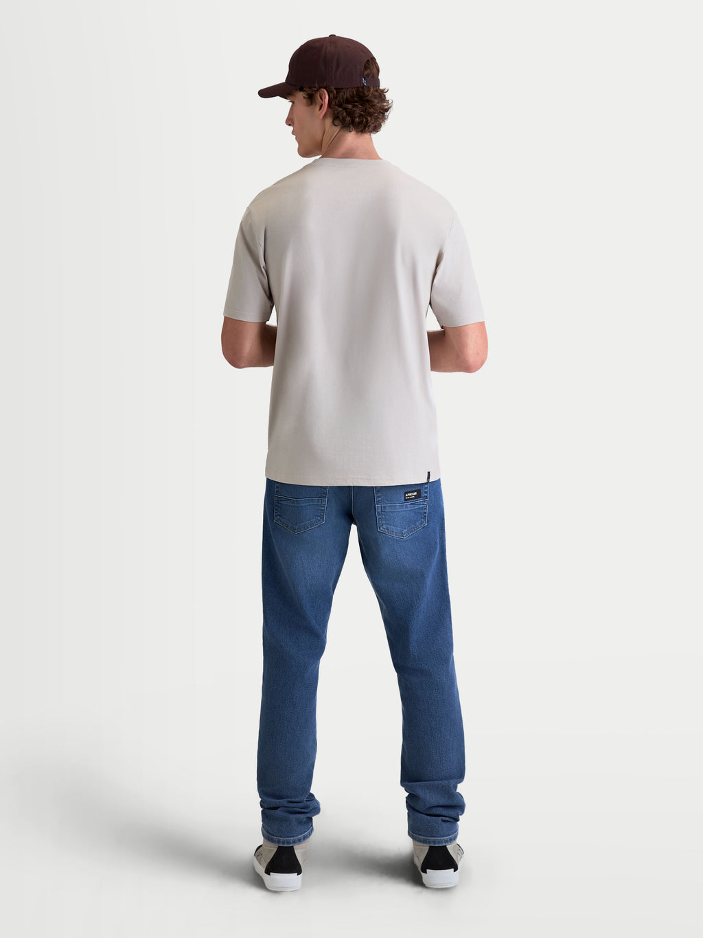 Alpinestars T-Shirt Elliptogrit CSF, t-shirt sportswear à manches courtes pour homme en gris ciment, vue de dos sur modèle, conçu dans un mélange de coton et polyester premium pour un style décontracté inspiré du sport automobile.