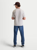 Alpinestars T-Shirt Elliptogrit CSF, t-shirt sportswear à manches courtes pour homme en gris ciment, vue de dos sur modèle, conçu dans un mélange de coton et polyester premium pour un style décontracté inspiré du sport automobile.