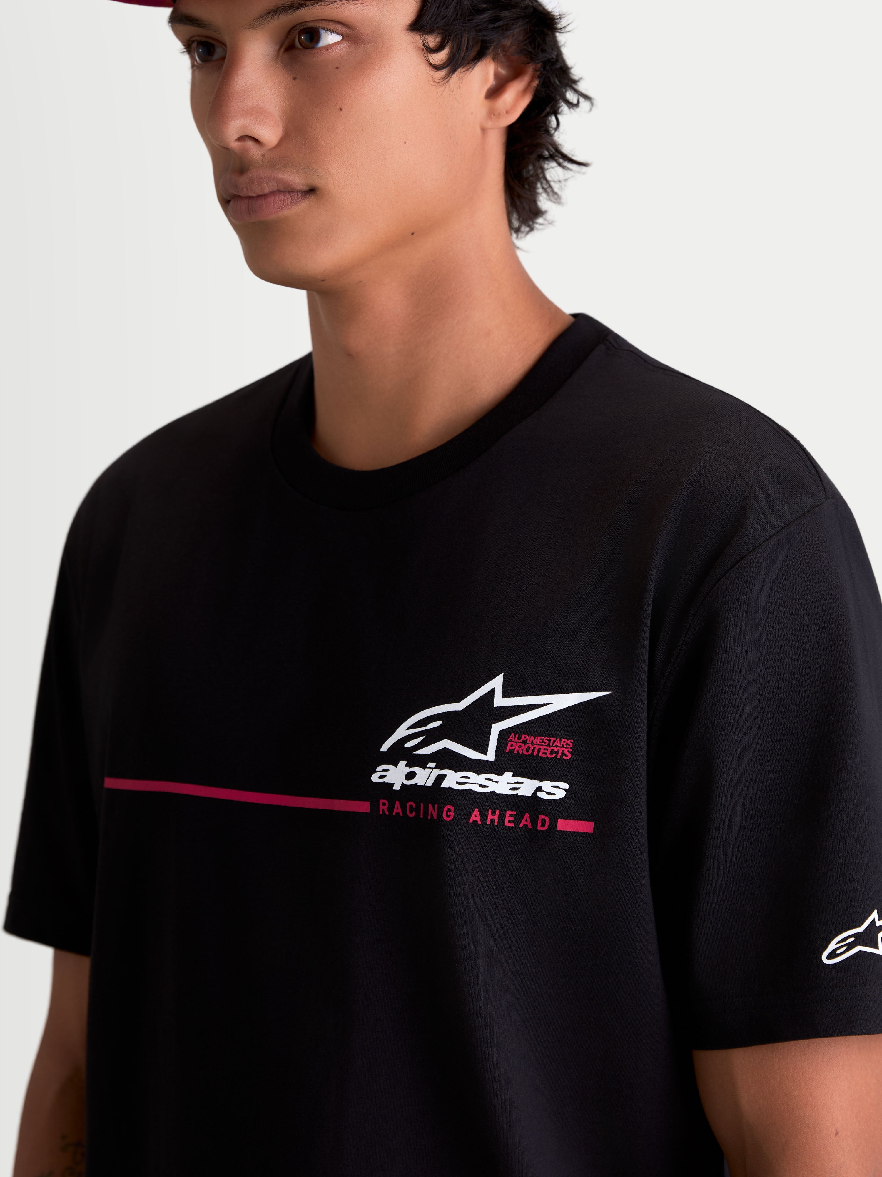 Alpinestars T-Shirt P1 CSF, t-shirt de sportswear à manches courtes pour homme, noir, avec logo Astars et graphisme de bande de course rouge et blanc, mélange de coton et polyester, style motorsport décontracté