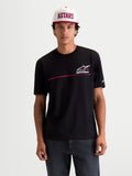 Alpinestars t-shirt P1 CSF, t-shirt à manches courtes pour homme, noir avec logo à bande de course blanc et rouge, graphique Racing Ahead, mélange de coton et polyester, vue de face sur modèle, style sportswear décontracté