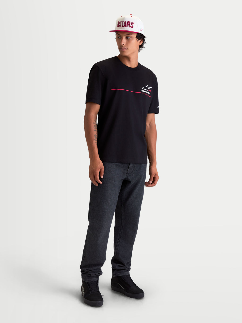 Alpinestars T-shirt P1 CSF, t-shirt à manches courtes sportswear pour homme, noir, avec graphisme logo et bande de course blanche et rouge, style décontracté inspiré du motorsport.