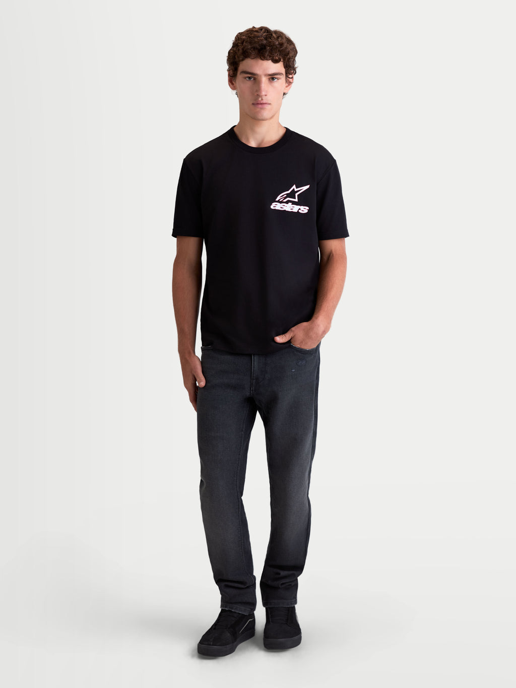 Alpinestars T-Shirt Lineout CSF, t-shirt de sportswear à manches courtes pour homme, noir avec graphique logo Astars blanc et rose, vue sur modèle, mélange de coton et polyester doux