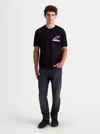 Alpinestars T-Shirt Lineout CSF, t-shirt de sportswear à manches courtes pour homme, noir avec graphique logo Astars blanc et rose, vue sur modèle, mélange de coton et polyester doux