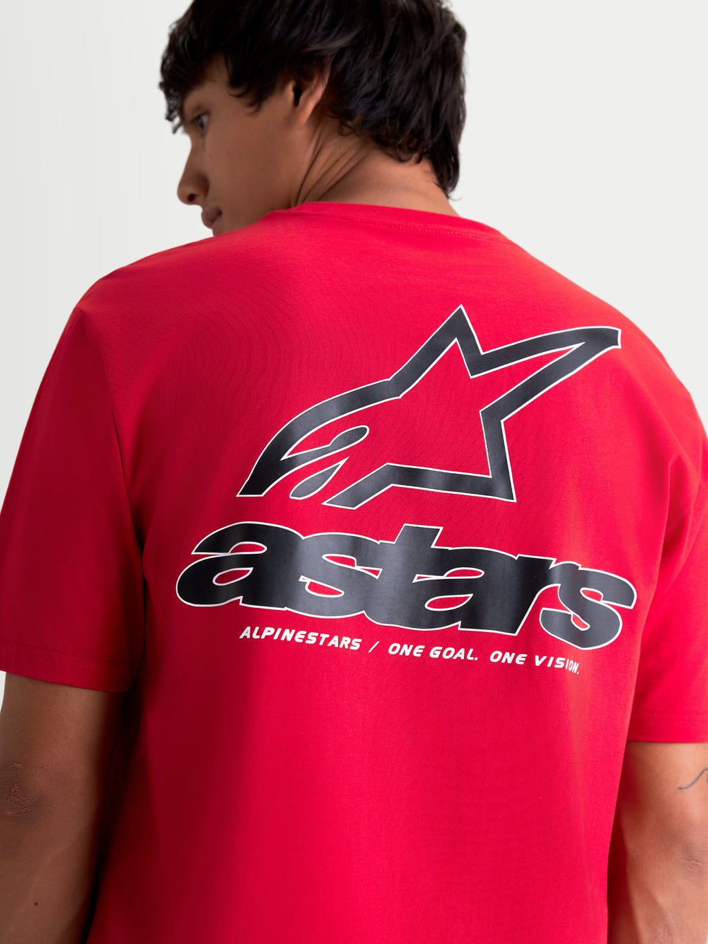Alpinestars Lineout CSF, t-shirt à manches courtes sportswear, rouge avec logos noirs et blancs, vue de dos sur mannequin avec grand logo Astars et slogan One Goal. One Vision.