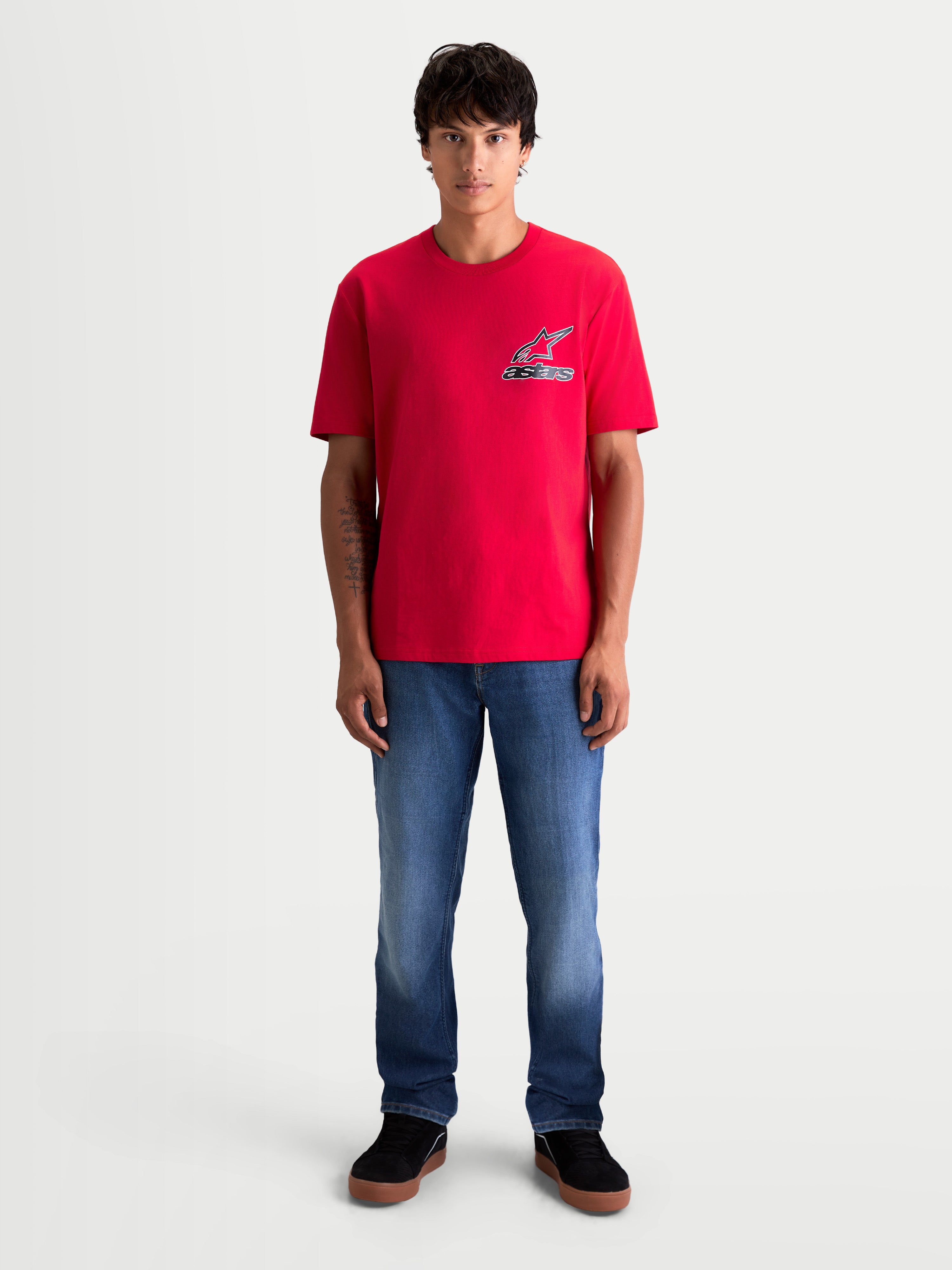Alpinestars Lineout CSF, t-shirt sportswear à manches courtes pour homme, rouge, logo Astars imprimé sur la poitrine, mélange coton et polyester, porté par un modèle avec un jean bleu, style décontracté
