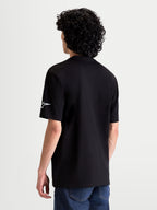 Alpinestars T-Shirt Race Wordmark CSF, t-shirt sportswear à manches courtes, noir avec logo Ageless blanc sur la manche, vue de dos sur mannequin, vêtement inspiré du motorsport