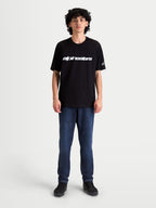 Alpinestars T-Shirt Race Wordmark CSF, t-shirt sportswear à manches courtes, noir et blanc, avec wordmark sur le devant et logo Ageless sur la manche, vue de face sur modèle