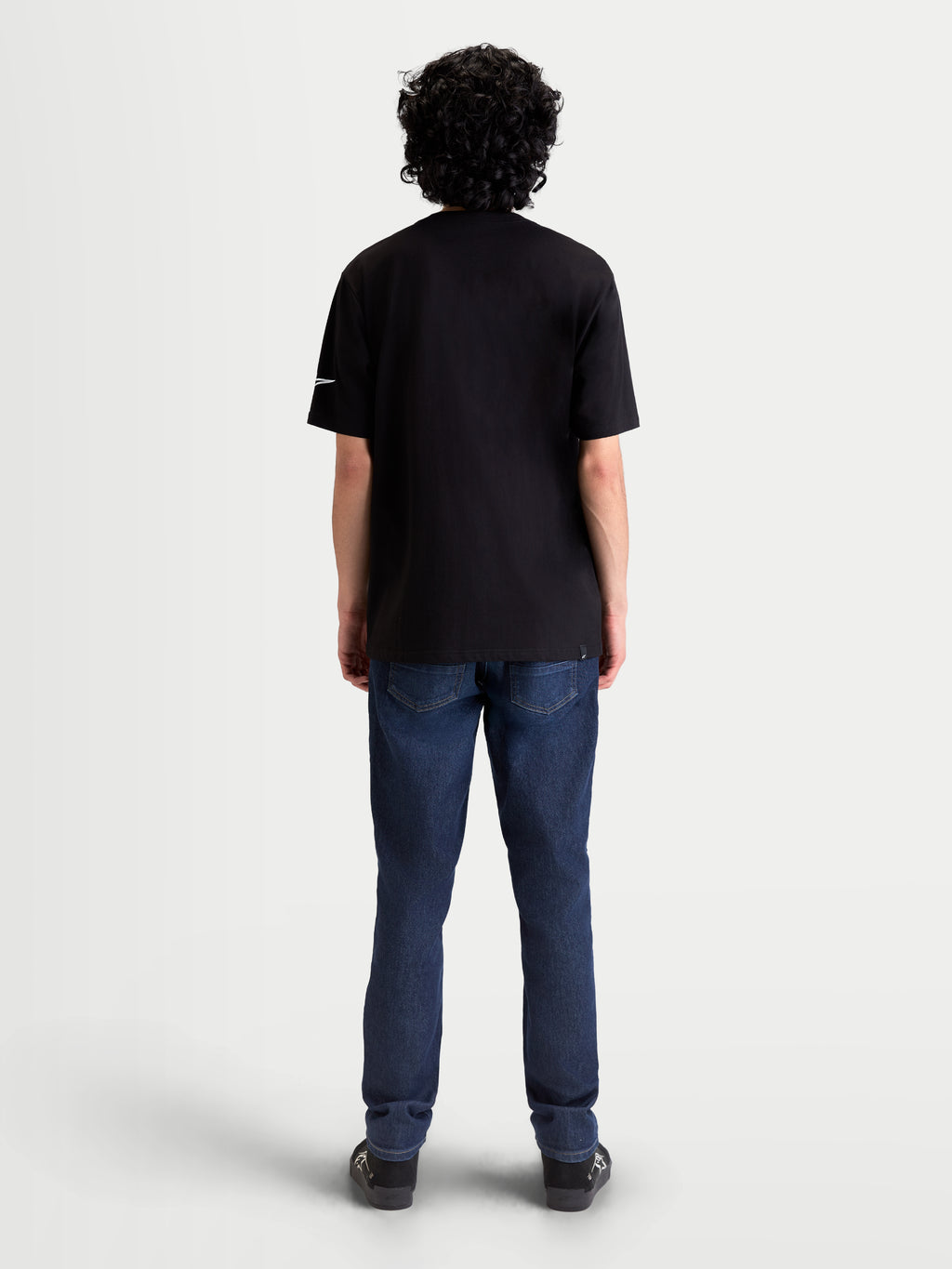 Alpinestars T-Shirt Race Wordmark CSF, t-shirt de sportswear à manches courtes noir, vue de dos sur modèle, logo Ageless blanc sur la manche, style motorsport décontracté en mélange de coton et polyester doux