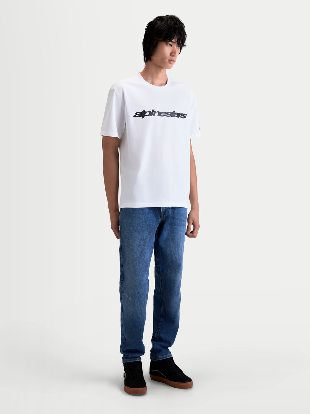 Alpinestars t-shirt Race Wordmark CSF, t-shirt de sportswear à manches courtes pour homme, blanc et noir, avec un graphique wordmark Race audacieux sur la poitrine, vue sur mannequin, style motorsport décontracté