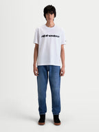 Alpinestars Race Wordmark CSF, t-shirt à manches courtes de sportswear, blanc et noir, vue de face sur modèle avec mot-symbole audacieux sur la poitrine, mélange de coton et polyester