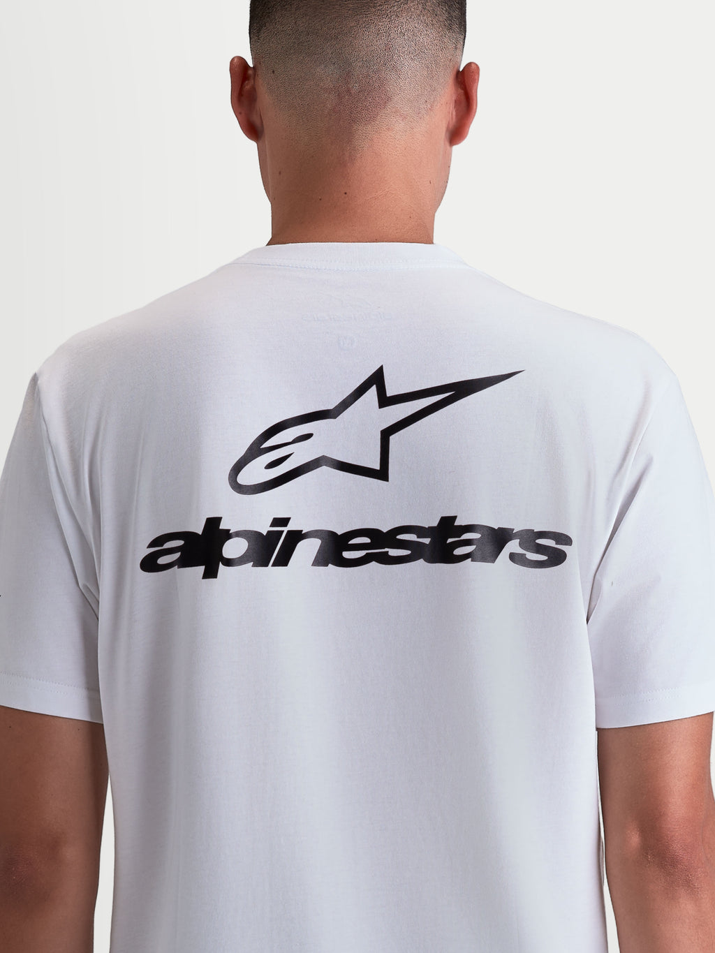 Alpinestars Combo Back CSF, t-shirt sportswear à manches courtes, blanc et noir, vue de dos sur modèle avec grand logo Astars et lettrage noirs, mélange coton-polyester premium