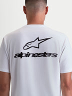 Alpinestars Combo Back CSF, t-shirt sportswear à manches courtes, blanc et noir, vue de dos sur modèle avec grand logo Astars et lettrage noirs, mélange coton-polyester premium