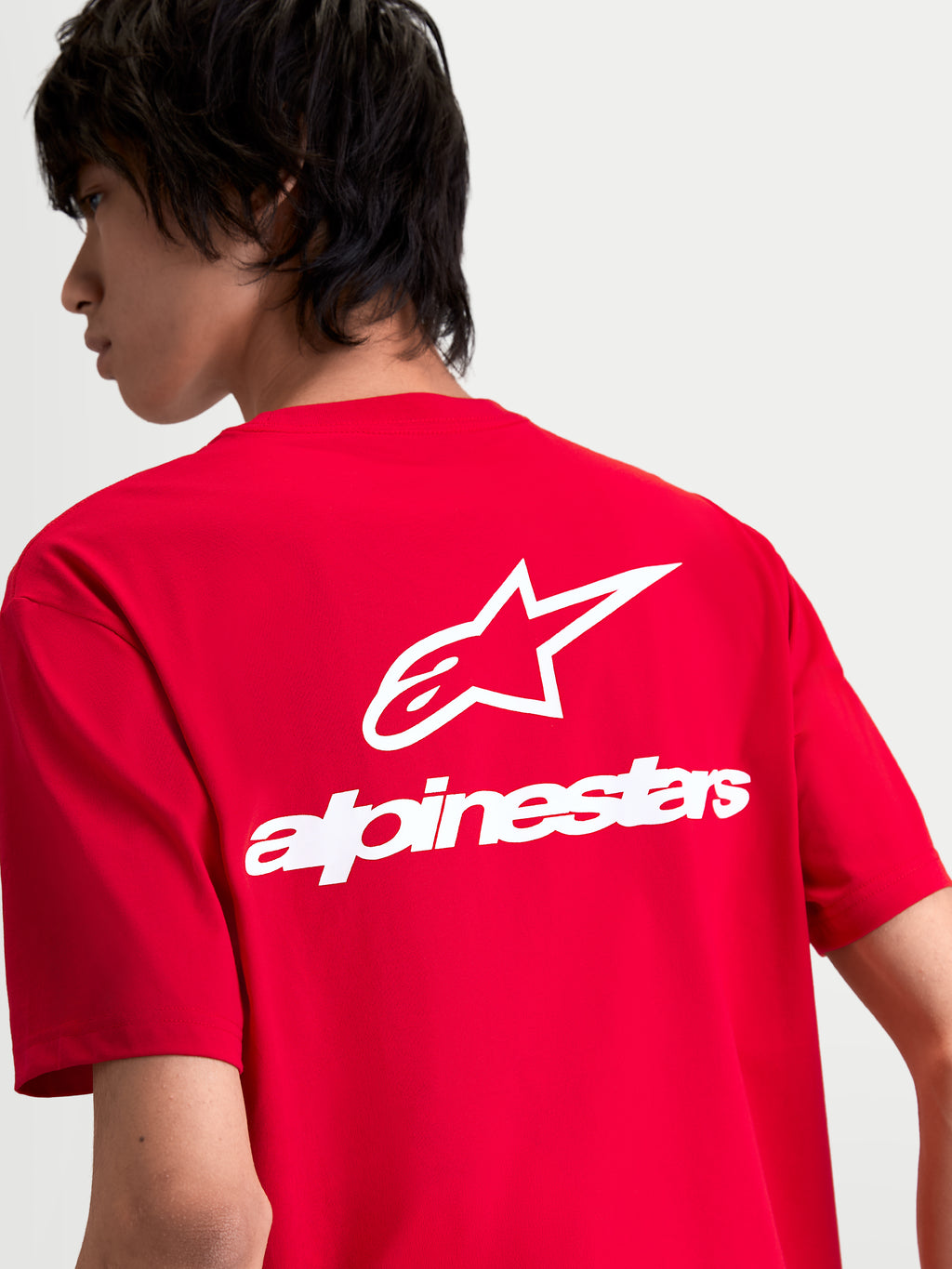 Alpinestars T-shirt Combo Back CSF, t-shirt sportswear à manches courtes, rouge et blanc, avec un grand logo Astars blanc et lettrage au dos, vue de dos sur modèle