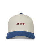 Alpinestars County Canvas hoed, zandkleurige en blauwe sportpet met rood geborduurd logo en gebogen klep.