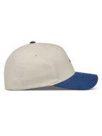 Alpinestars County Canvas hoed, zandkleurige en blauwe sportswear baseballpet met gebogen klep en gestructureerde kroon.