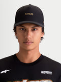 Alpinestars casquette County Canvas, casquette de baseball sportswear avec visière incurvée et couronne structurée, noire avec broderie du logo ASTARS dorée, tissu oxford peau de pêche, portée par un modèle