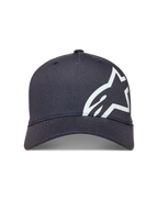 Alpinestars Maze hoed, donkergrijze sportswear baseballpet met gebogen klep en groot wit getextureerd Astars-logo.