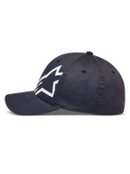 Alpinestars Maze hoed, donkergrijze sportpet van keperstof met gebogen klep en wit getextureerd Astars-logo.