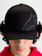 Alpinestars Casquette Maze, casquette de baseball sportswear inspirée du sport automobile, unisexe, noire, tissu sergé avec couronne structurée, visière incurvée et logo Astars Corp Shift texturé ton sur ton, vue de face sur modèle.