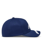 Alpinestars Arclight, casquette sportswear bleu marine en sergé, profil avec visière incurvée et couronne structurée.