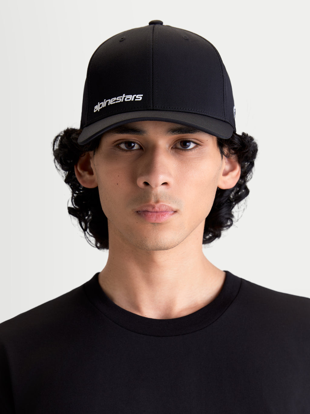 Alpinestars casquette Points, casquette de sportswear unisexe, noire et blanche, tissu en nylon tactel léger, coupe flex-back, vue de face sur modèle.