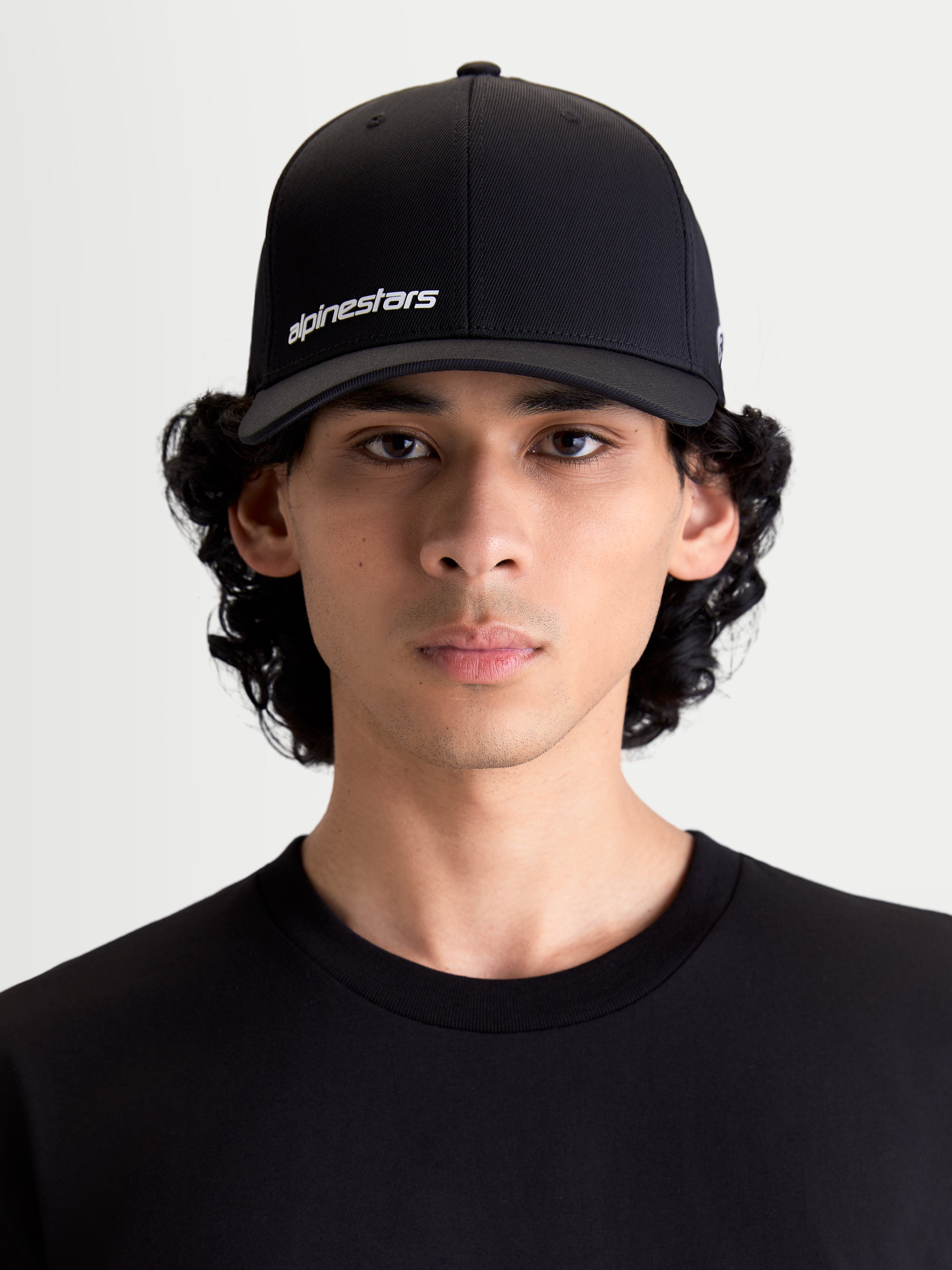 Alpinestars casquette Points, casquette de sportswear unisexe, noire et blanche, tissu en nylon tactel léger, coupe flex-back, vue de face sur modèle.