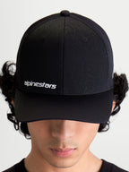 Alpinestars Points, casquette sportswear noire portée par un modèle, logo Alpinestars blanc sur le devant, visière incurvée et construction en nylon tactel léger.