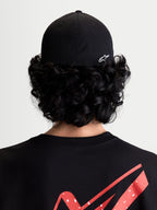 Alpinestars Casquette Points, casquette sportswear avec dos flexible, unisexe, noire et blanche, confection en nylon tactel léger, vue de dos sur modèle montrant le logo Astars HD blanc.