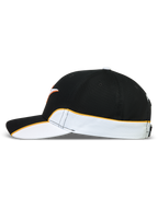 Alpinestars 500 Snapback, casquette de sportswear d'inspiration motorsport, unisexe, noire et blanche avec passepoil orange contrasté, vue de profil montrant les détails cut-and-sew, visière incurvée et couronne structurée en sergé de coton résistant.