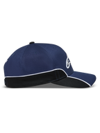 Alpinestars 500 Snapback pet, uniseks motorsportgeïnspireerde sportswear baseballpet, marineblauw en zwart, met een gestructureerde kroon, gebogen klep, witte contrastbiezen en 3D Astars-borduursel, zijaanzicht.