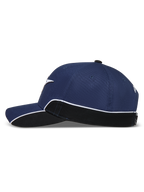 Alpinestars 500 Snapback pet, sportswear-lifestylepet, unisex, donkerblauw en zwart, zijprofiel met gebogen klep, gestructureerde kroon en witte contrasterende biezen op het zijpaneel.