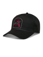 Alpinestars Acme Snapback, casquette noire en sergé avec visière courbée, écusson Astars bordeaux brodé et bordure en corde