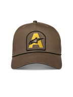 Alpinestars Acme Snapback, casquette de sportswear marron avec écusson brodé jaune et bordure en corde noire.