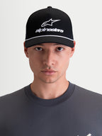 Alpinestars Casquette Combo Logo Snapback, casquette de sportswear moto unisexe, noire et blanche, avec visière courbée, couronne structurée et logo Astars brodé, 100 % sergé de coton, vue de face sur modèle.